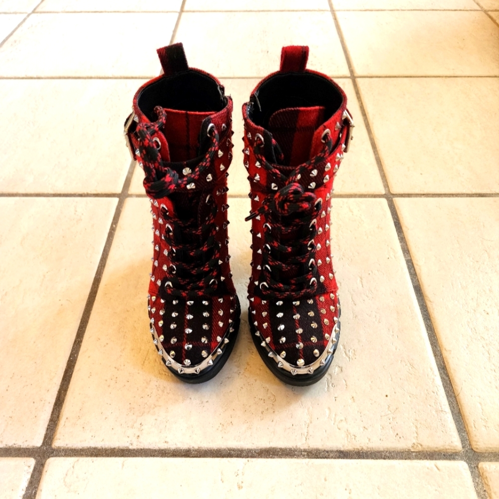 NWOT 5.5 Gianni Bini spiked heeled shoes